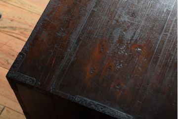 アンティーク家具　丸金具付き　シンプルな和製アンティーク衣装箪笥(時代箪笥ローボード)