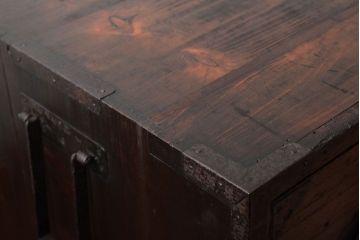 アンティーク家具　丸金具付き　シンプルな和製アンティーク衣装箪笥(時代箪笥ローボード)
