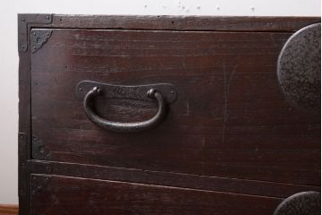 アンティーク家具　丸金具付き　シンプルな和製アンティーク衣装箪笥(時代箪笥ローボード)