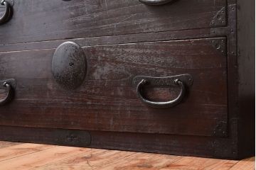 アンティーク家具　丸金具付き　シンプルな和製アンティーク衣装箪笥(時代箪笥ローボード)