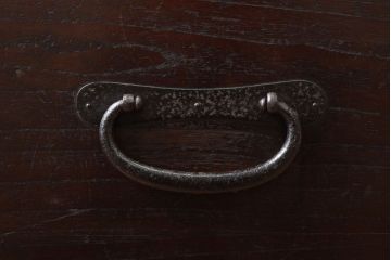 アンティーク家具　丸金具付き　シンプルな和製アンティーク衣装箪笥(時代箪笥ローボード)