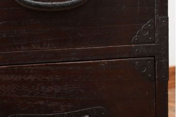 アンティーク家具　丸金具付き　シンプルな和製アンティーク衣装箪笥(時代箪笥ローボード)