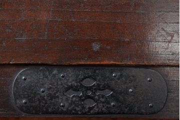 アンティーク家具　丸金具付き　シンプルな和製アンティーク衣装箪笥(時代箪笥ローボード)