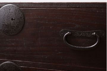 アンティーク家具　丸金具付き　シンプルな和製アンティーク衣装箪笥(時代箪笥ローボード)