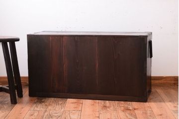 アンティーク家具　丸金具付き　シンプルな和製アンティーク衣装箪笥(時代箪笥ローボード)