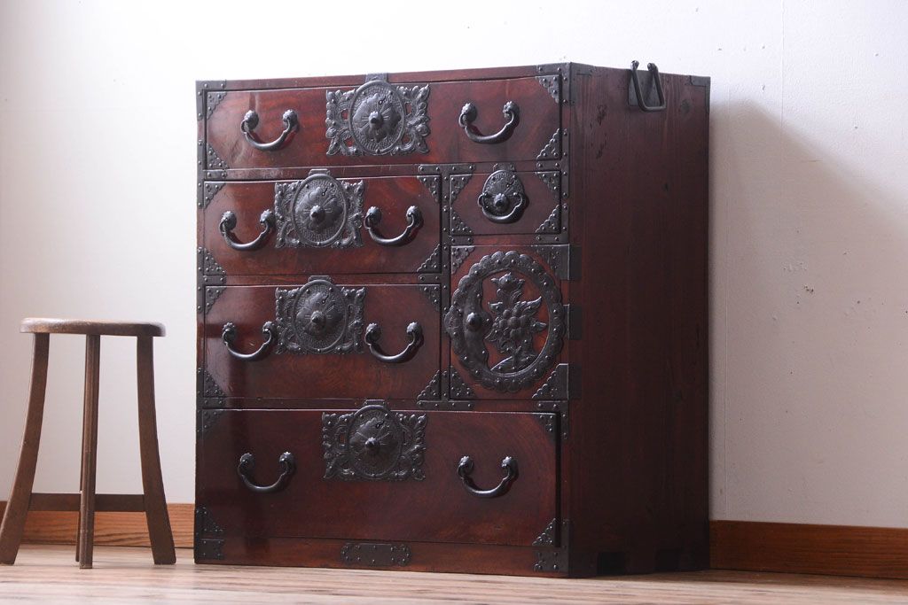 アンティーク家具　古民具・骨董　前面欅材使用!高級感あふれる小振りな衣装箪笥