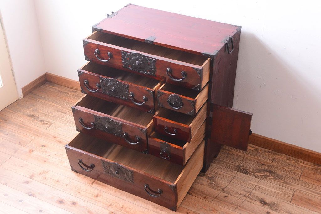 アンティーク家具　古民具・骨董　前面欅材使用!高級感あふれる小振りな衣装箪笥