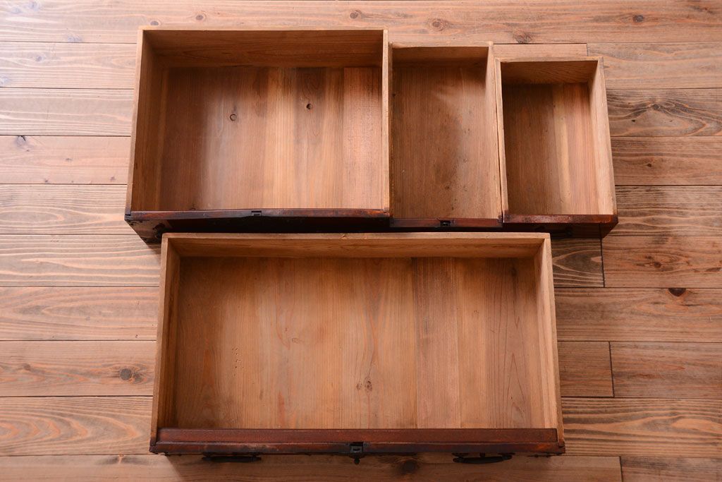 アンティーク家具　古民具・骨董　前面欅材使用!高級感あふれる小振りな衣装箪笥