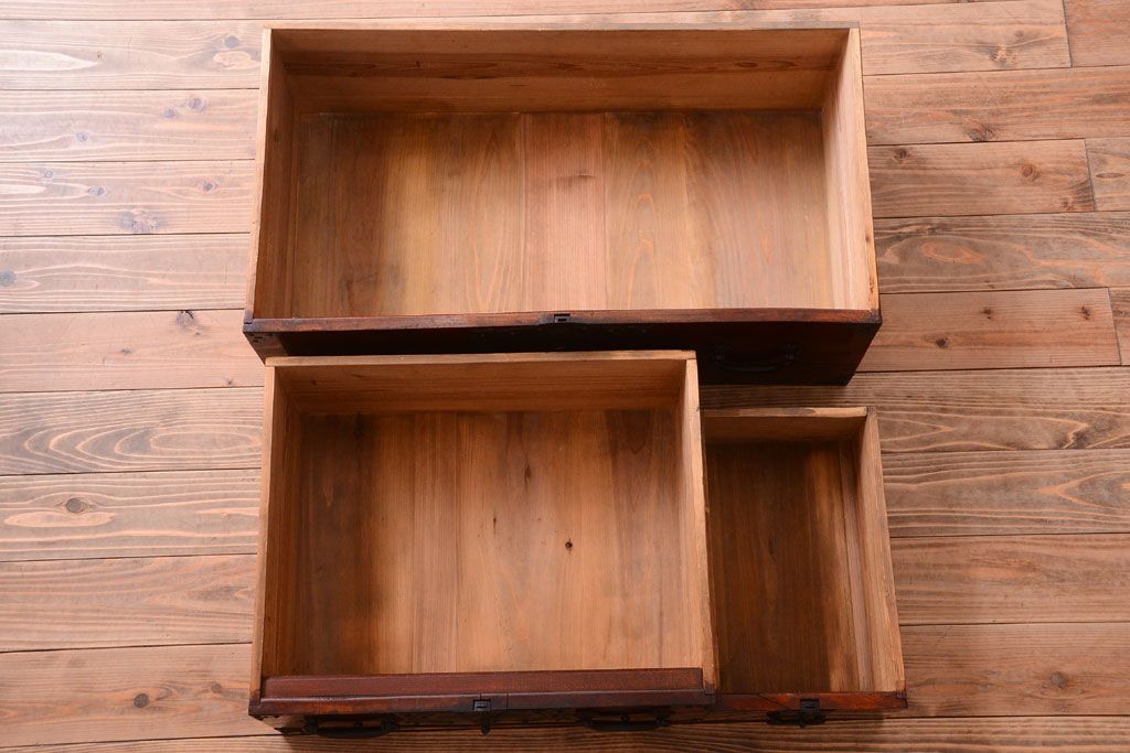 アンティーク家具　古民具・骨董　前面欅材使用!高級感あふれる小振りな衣装箪笥