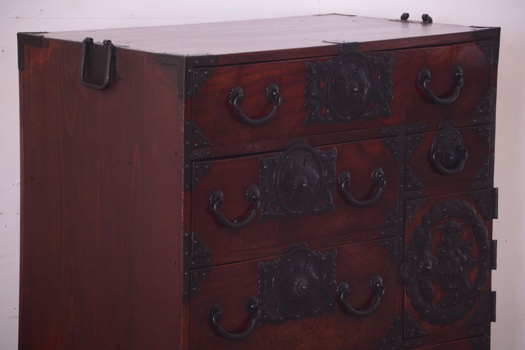 アンティーク家具　古民具・骨董　前面欅材使用!高級感あふれる小振りな衣装箪笥