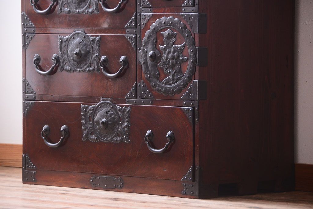 アンティーク家具　古民具・骨董　前面欅材使用!高級感あふれる小振りな衣装箪笥