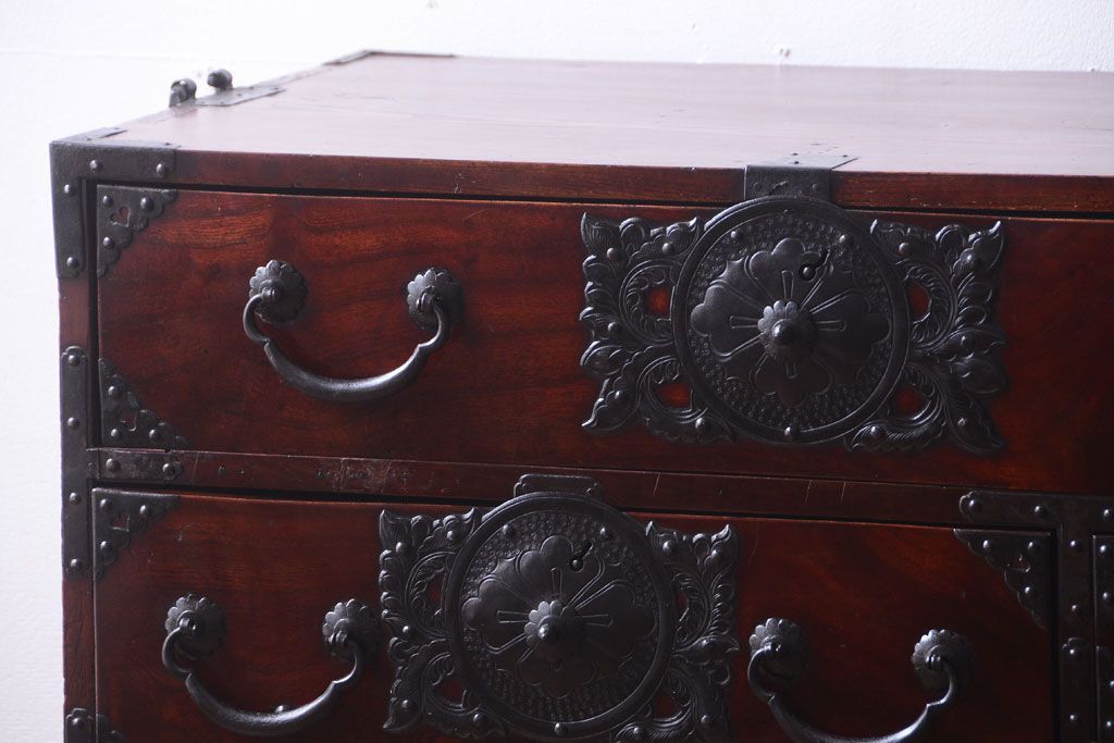 アンティーク家具　古民具・骨董　前面欅材使用!高級感あふれる小振りな衣装箪笥