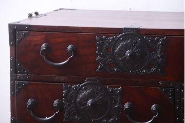 アンティーク家具　古民具・骨董　前面欅材使用!高級感あふれる小振りな衣装箪笥