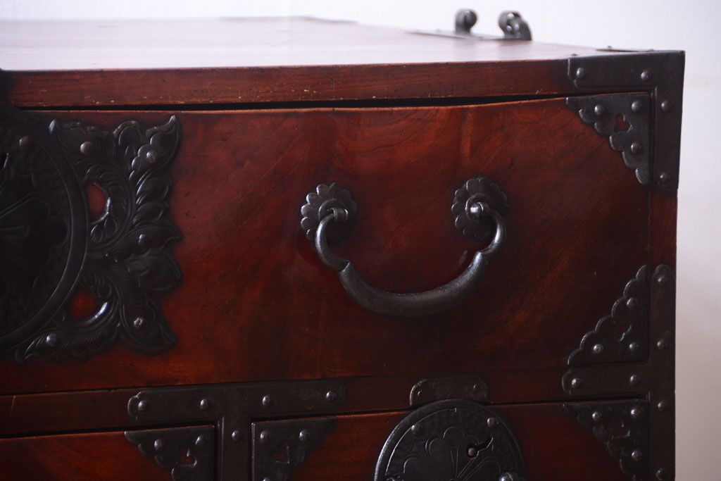 アンティーク家具　古民具・骨董　前面欅材使用!高級感あふれる小振りな衣装箪笥