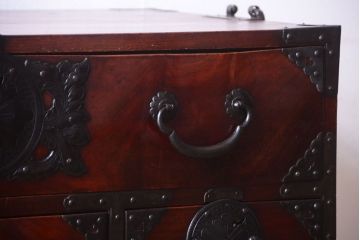 アンティーク家具　古民具・骨董　前面欅材使用!高級感あふれる小振りな衣装箪笥