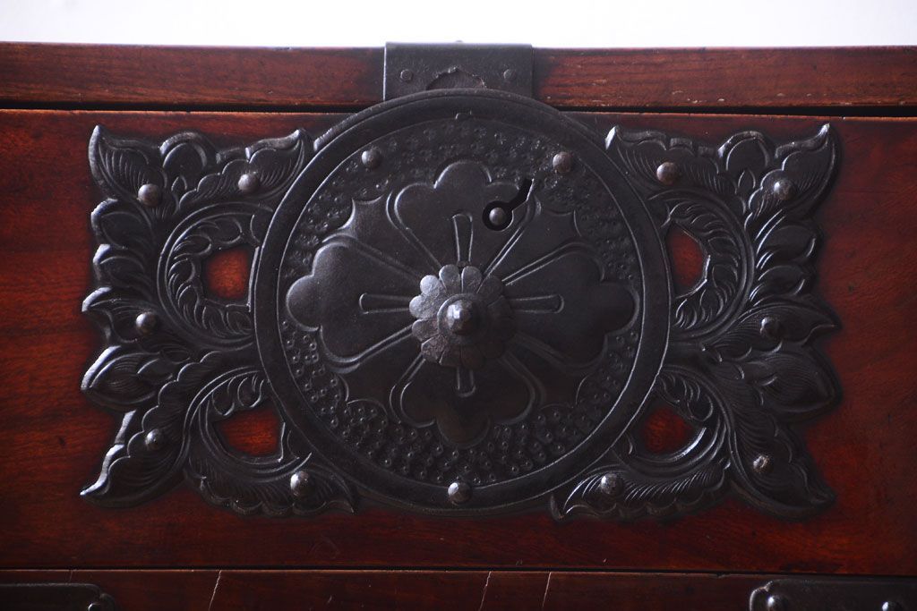 アンティーク家具　古民具・骨董　前面欅材使用!高級感あふれる小振りな衣装箪笥