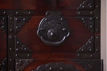 アンティーク家具　古民具・骨董　前面欅材使用!高級感あふれる小振りな衣装箪笥