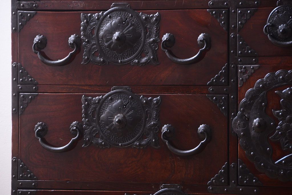 アンティーク家具　古民具・骨董　前面欅材使用!高級感あふれる小振りな衣装箪笥