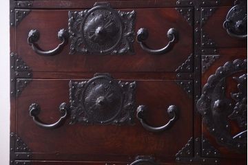 アンティーク家具　古民具・骨董　前面欅材使用!高級感あふれる小振りな衣装箪笥