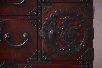 アンティーク家具　古民具・骨董　前面欅材使用!高級感あふれる小振りな衣装箪笥