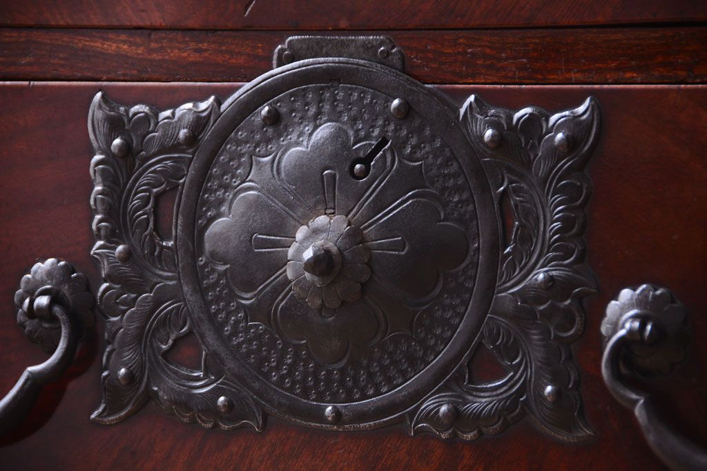 アンティーク家具　古民具・骨董　前面欅材使用!高級感あふれる小振りな衣装箪笥