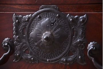 アンティーク家具　古民具・骨董　前面欅材使用!高級感あふれる小振りな衣装箪笥