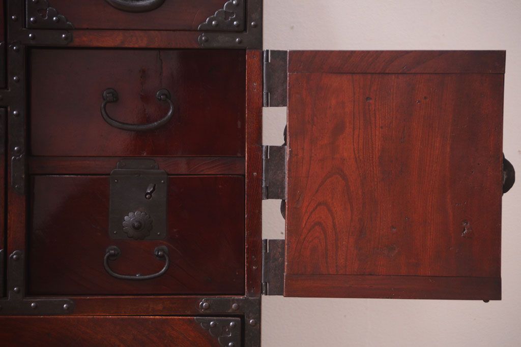 アンティーク家具　古民具・骨董　前面欅材使用!高級感あふれる小振りな衣装箪笥