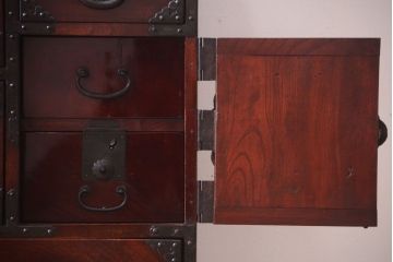 アンティーク家具　古民具・骨董　前面欅材使用!高級感あふれる小振りな衣装箪笥