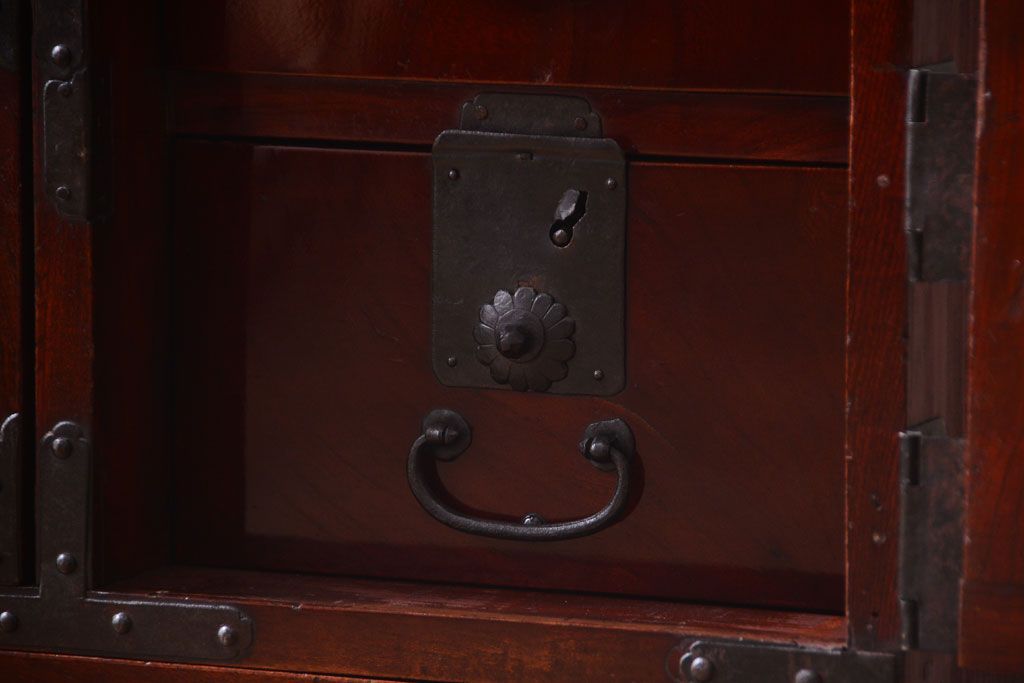 アンティーク家具　古民具・骨董　前面欅材使用!高級感あふれる小振りな衣装箪笥