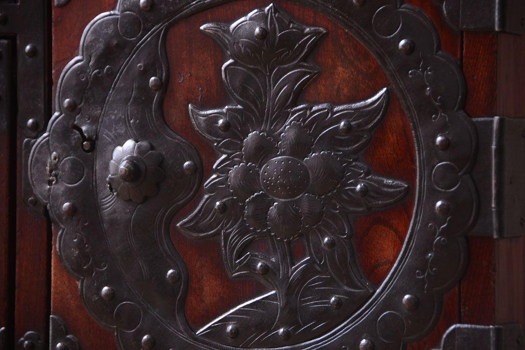 アンティーク家具　古民具・骨董　前面欅材使用!高級感あふれる小振りな衣装箪笥