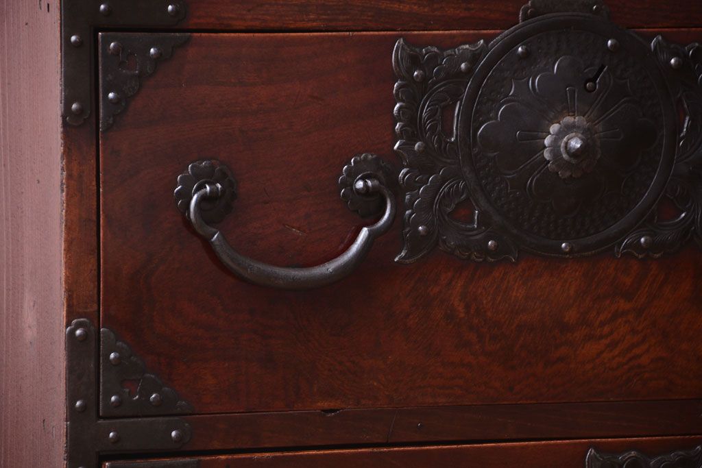 アンティーク家具　古民具・骨董　前面欅材使用!高級感あふれる小振りな衣装箪笥