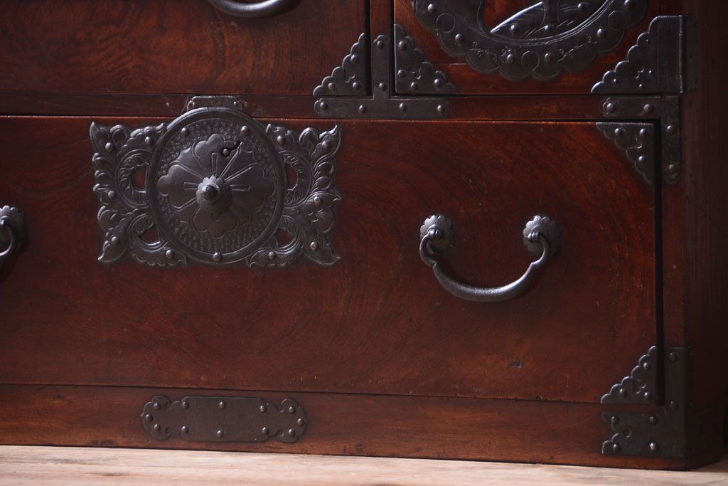 アンティーク家具　古民具・骨董　前面欅材使用!高級感あふれる小振りな衣装箪笥