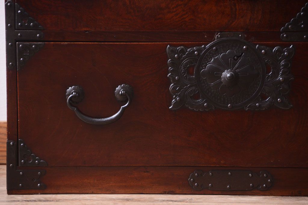 アンティーク家具　古民具・骨董　前面欅材使用!高級感あふれる小振りな衣装箪笥