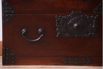 アンティーク家具　古民具・骨董　前面欅材使用!高級感あふれる小振りな衣装箪笥