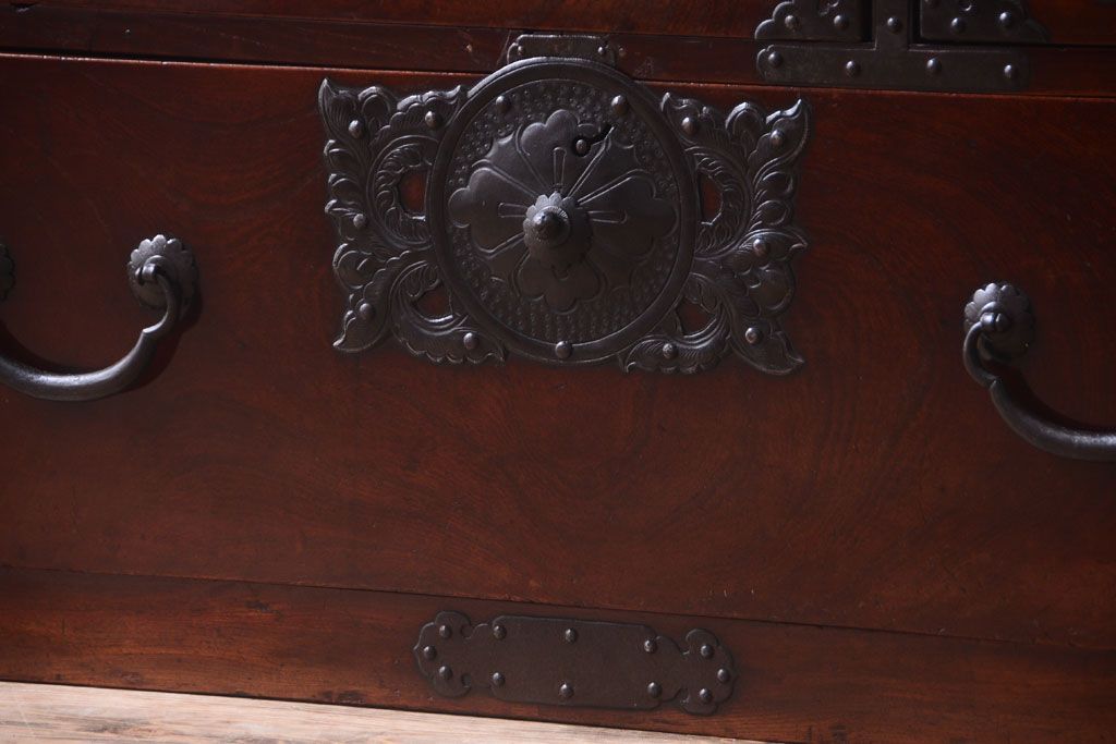 アンティーク家具　古民具・骨董　前面欅材使用!高級感あふれる小振りな衣装箪笥