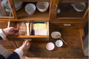レトロ家具　気泡ガラス入り!古い木の昭和レトロなアンティーク食器棚(カップボード)