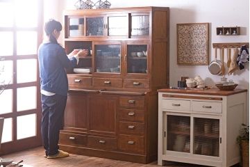 レトロ家具　気泡ガラス入り!古い木の昭和レトロなアンティーク食器棚(カップボード)