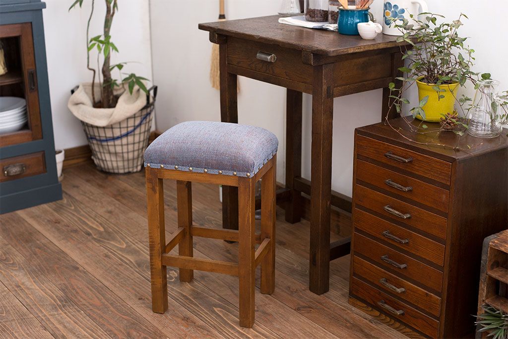 レトロ家具　古い木のレトロなクッション座面角スツール(1)