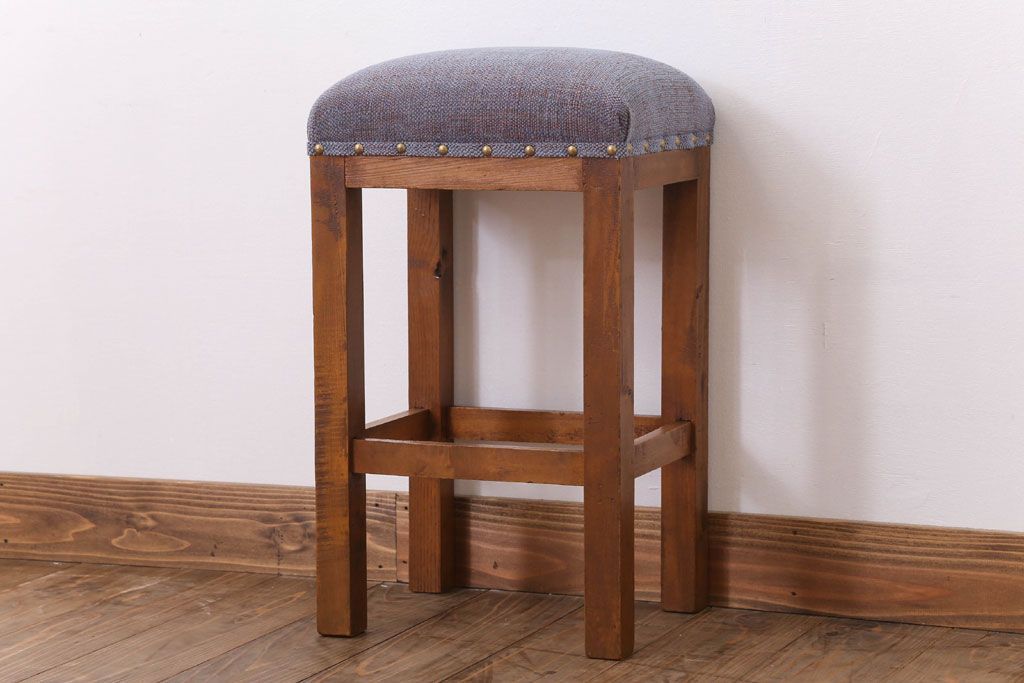 レトロ家具　古い木のレトロなクッション座面角スツール(1)