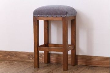 レトロ家具　古い木のレトロなクッション座面角スツール(1)