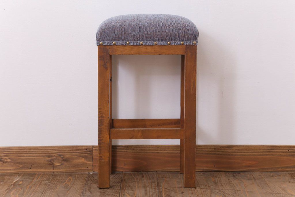レトロ家具　古い木のレトロなクッション座面角スツール(1)