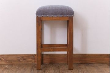 レトロ家具　古い木のレトロなクッション座面角スツール(1)