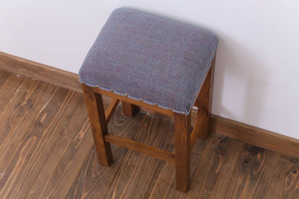 レトロ家具　古い木のレトロなクッション座面角スツール(1)