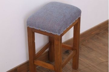 レトロ家具　古い木のレトロなクッション座面角スツール(1)