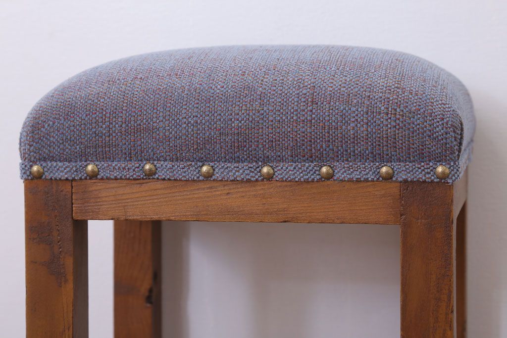 レトロ家具　古い木のレトロなクッション座面角スツール(1)