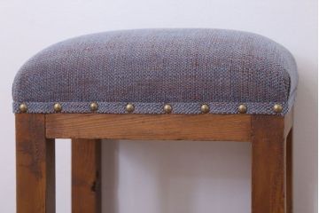 レトロ家具　古い木のレトロなクッション座面角スツール(1)