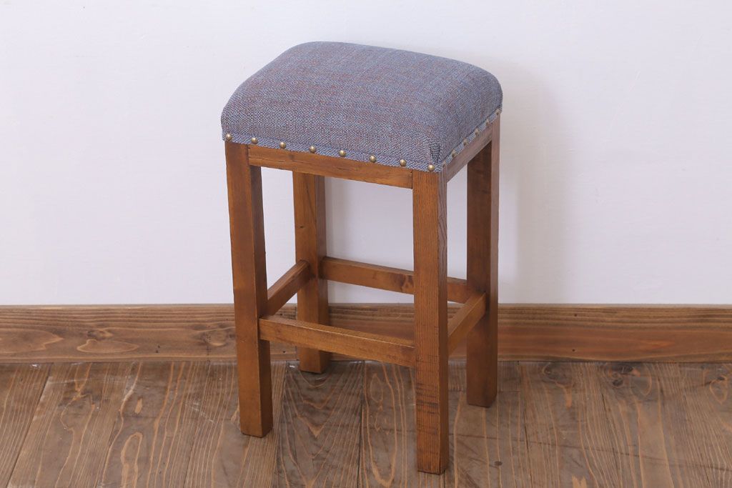 レトロ家具　古い木のレトロなクッション座面角スツール(1)
