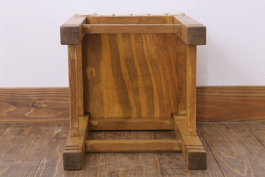 レトロ家具　古い木のレトロなクッション座面角スツール(2)