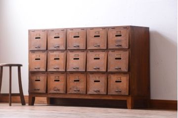 レトロ家具　ネームプレート!昭和レトロな脚付きパタパタ収納棚(ロッカー・マス目棚)