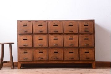 レトロ家具　ネームプレート!昭和レトロな脚付きパタパタ収納棚(ロッカー・マス目棚)